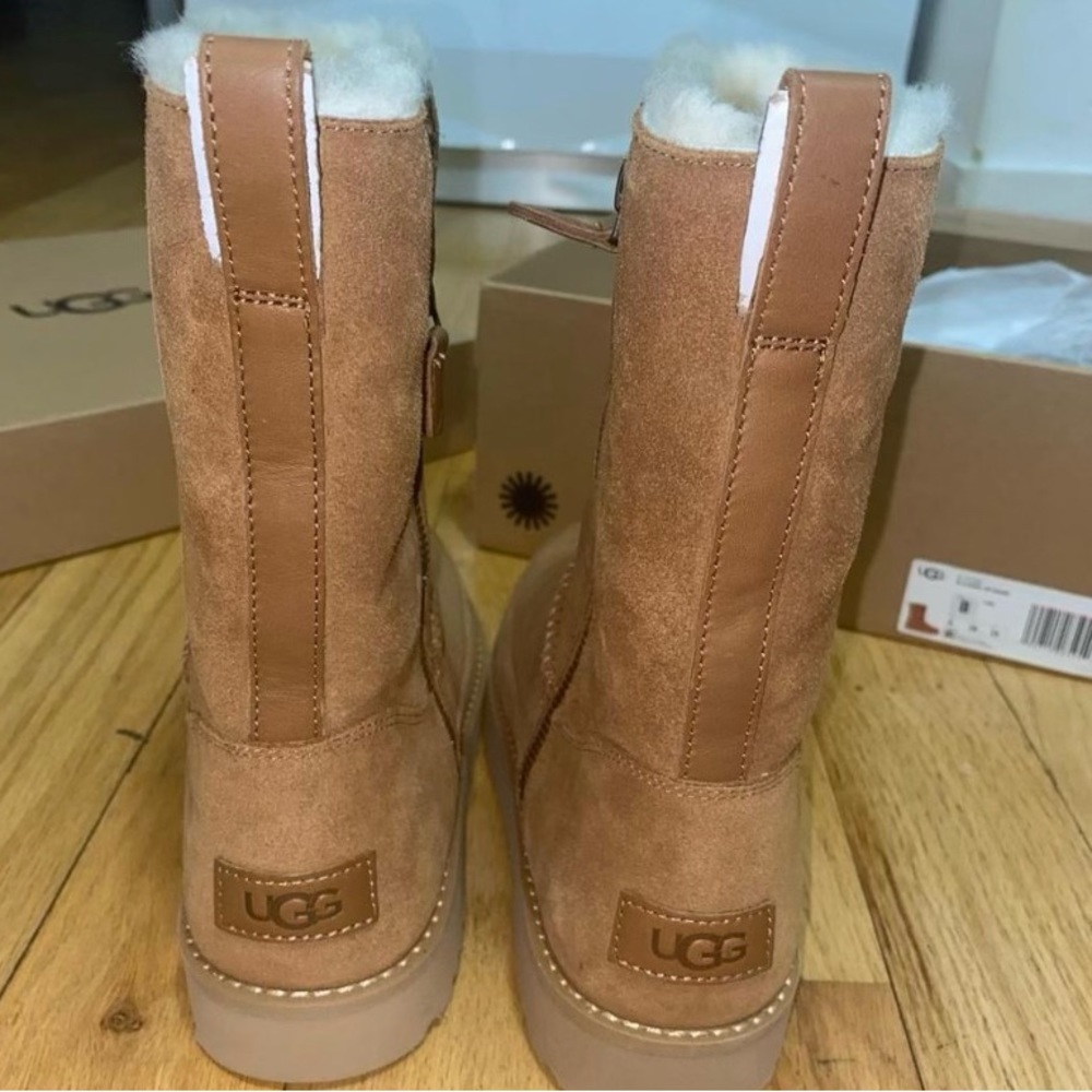 UGGS shoe, it’s a brand new and I never wore them because I don’t like it.